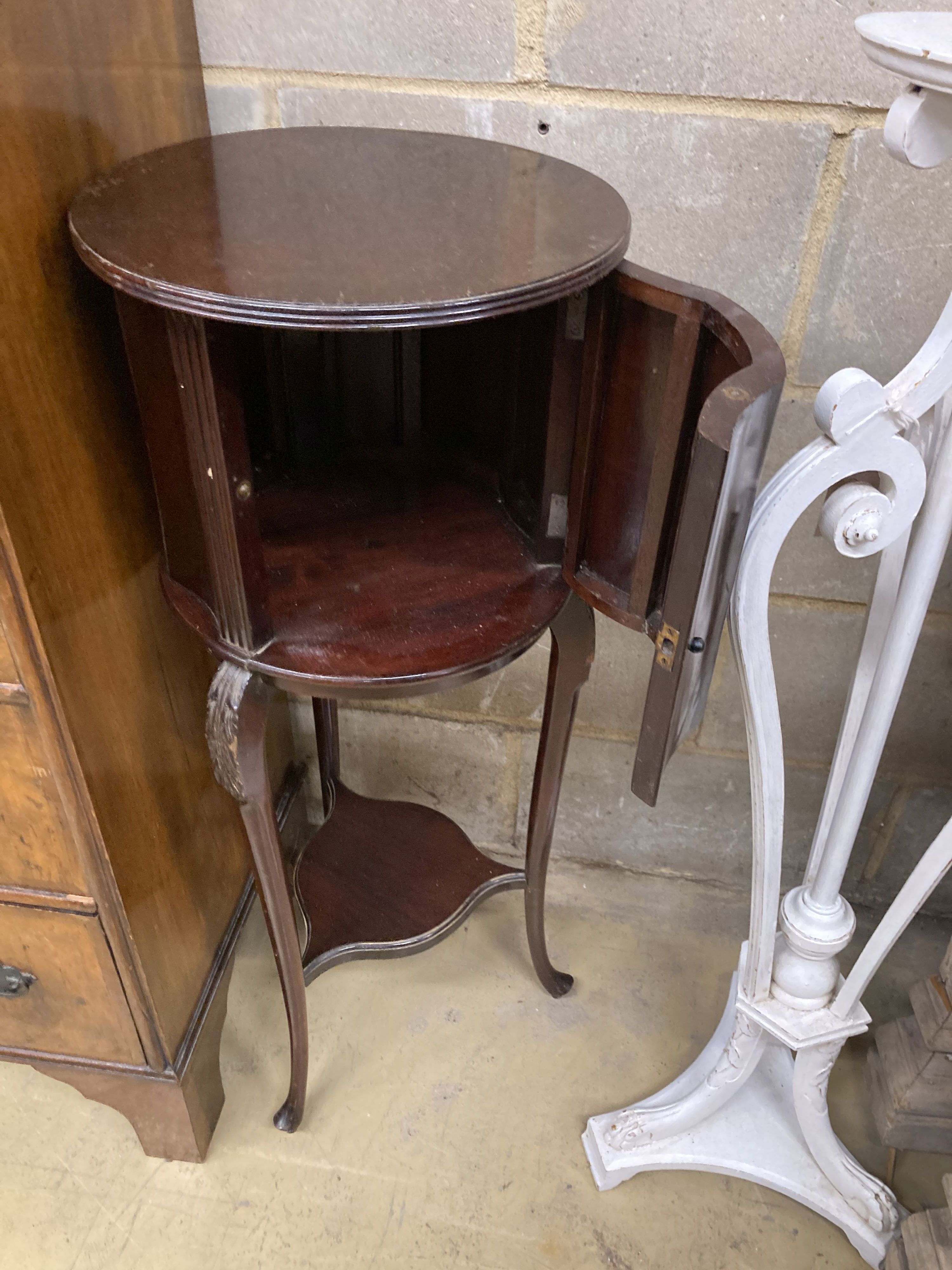 An Edwardian mahogany circular jardiniere stand, 34cm diameter, 89cm high together with a painted plant stand